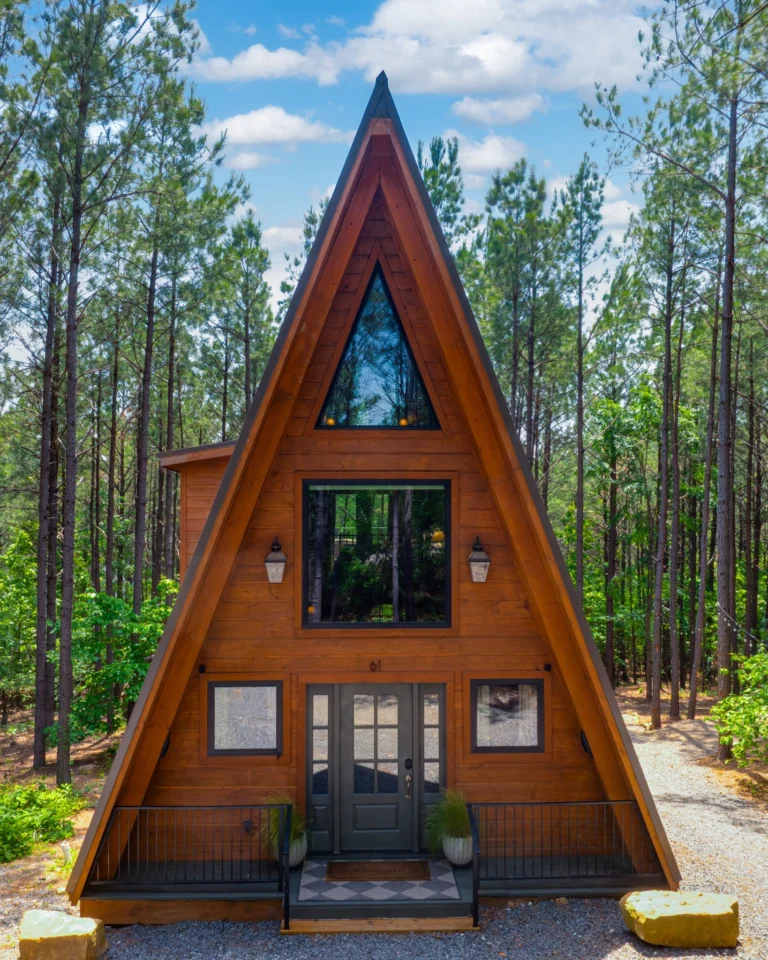 Another Broken Bow cabin in the books. Amazing interior design on this one.

:::

#airbnbexperience #airbnbhomes #realestatephotography #realestatephotographer #airbnbvibes