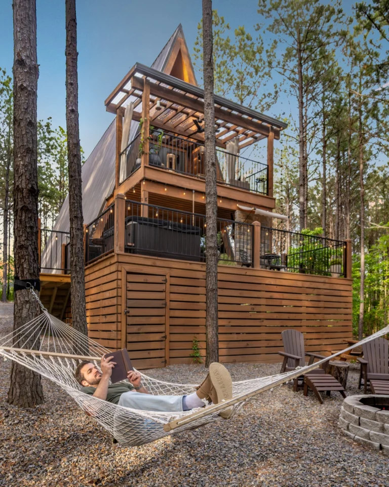 Another Broken Bow cabin in the books. Amazing interior design on this one.

:::

#airbnbexperience #airbnbhomes #realestatephotography #realestatephotographer #airbnbvibes